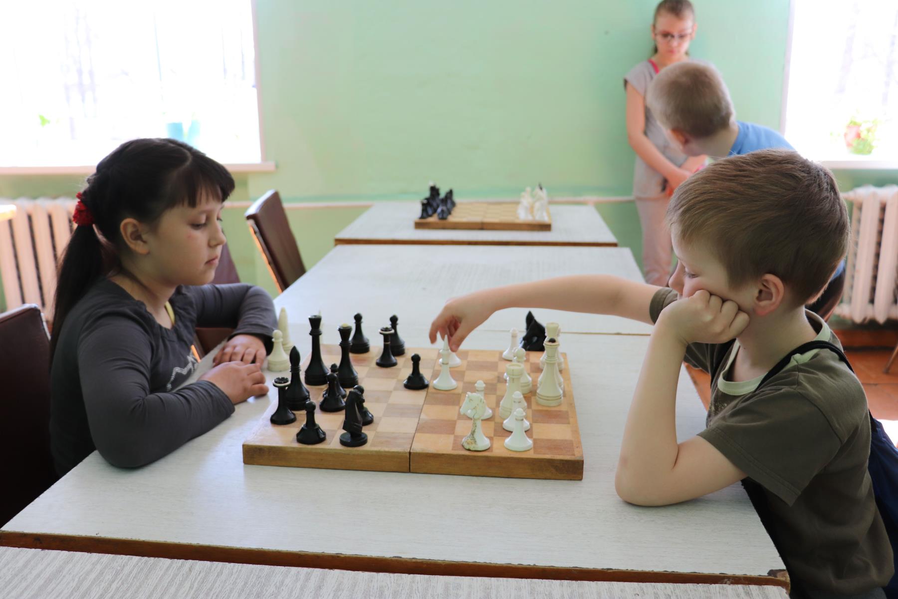 Сражаются юные шахматисты