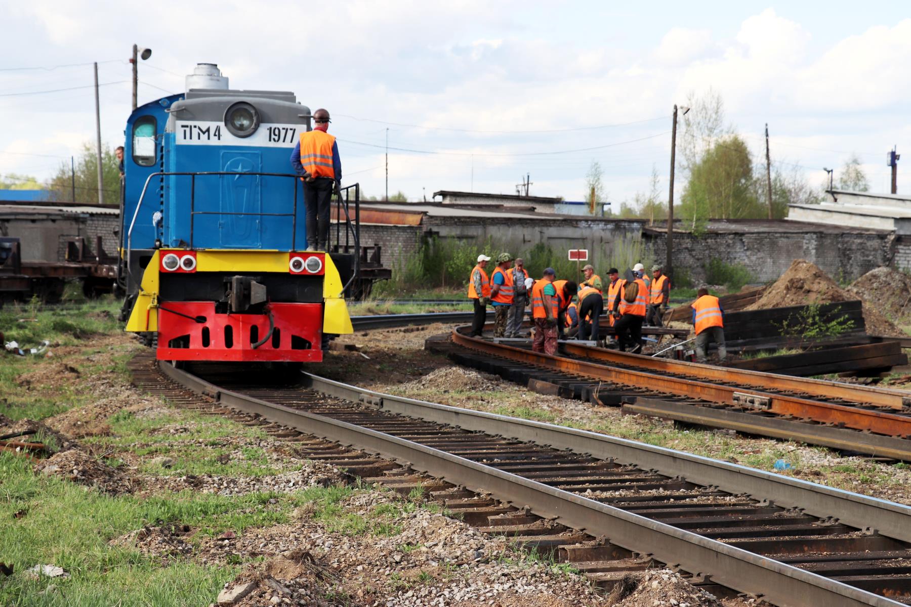 Заводские железнодорожники ремонтируют пути