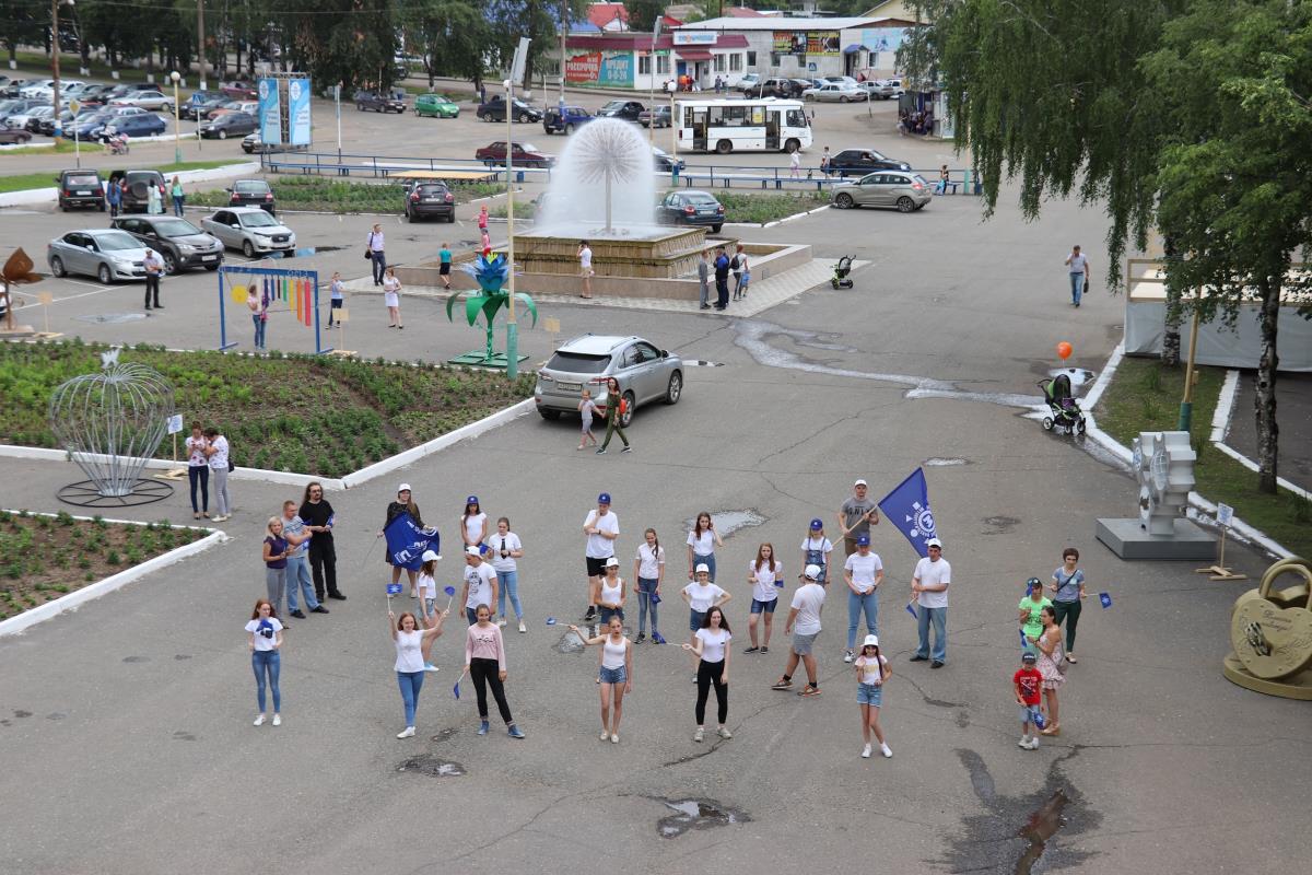 Танцевали в честь юбилея завода