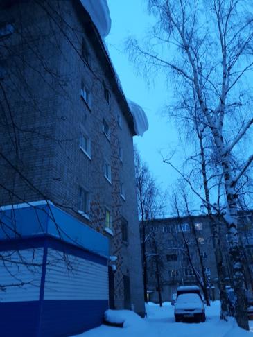 Омутнинск улица Коковихина 37Б снег на крыше