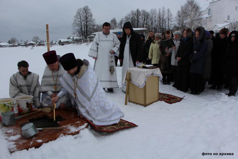 В Крещение все спешат к воде