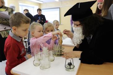 дети детского сада «Сказка», побывали на экскурсии в Вятского государственного университета в Омутнинске 16