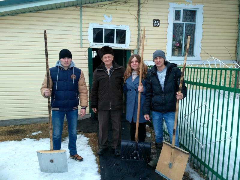 Молодые металлурги помогли ветерану