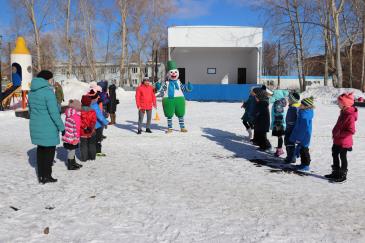 В городском парке работники сортопрокатного цеха организовали для учеников государственной школы «Веселые старты» 2