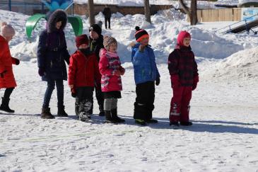 В городском парке работники сортопрокатного цеха организовали для учеников государственной школы «Веселые старты» 4