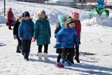 В городском парке работники сортопрокатного цеха организовали для учеников государственной школы «Веселые старты» 5