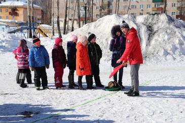 В городском парке работники сортопрокатного цеха организовали для учеников государственной школы «Веселые старты» 6