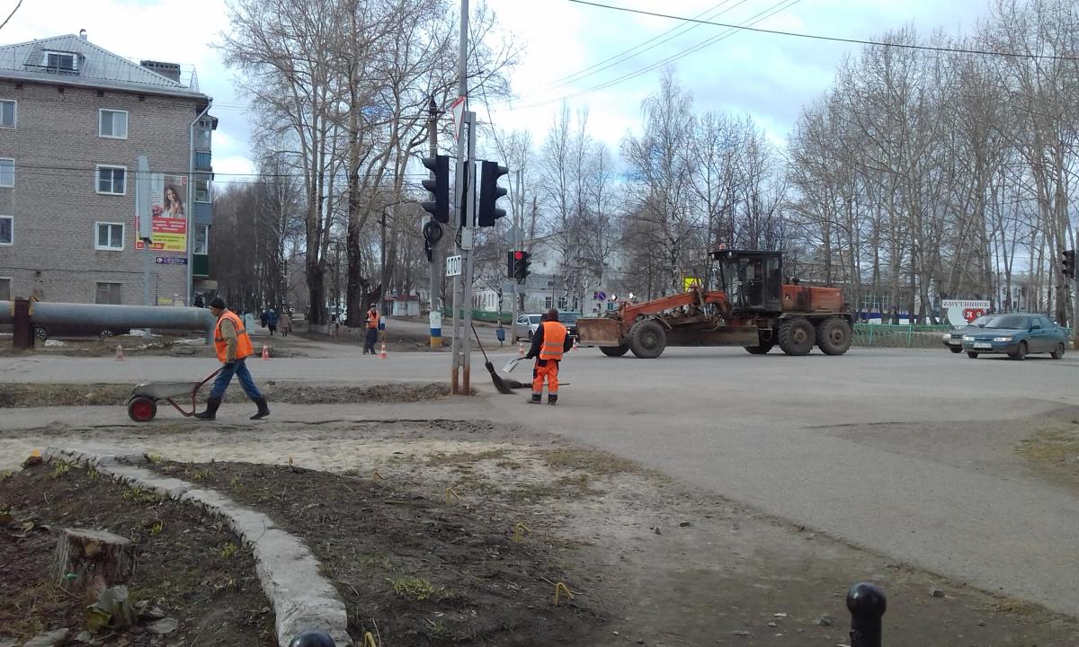 И школьник, и работник дружно вышли на субботник