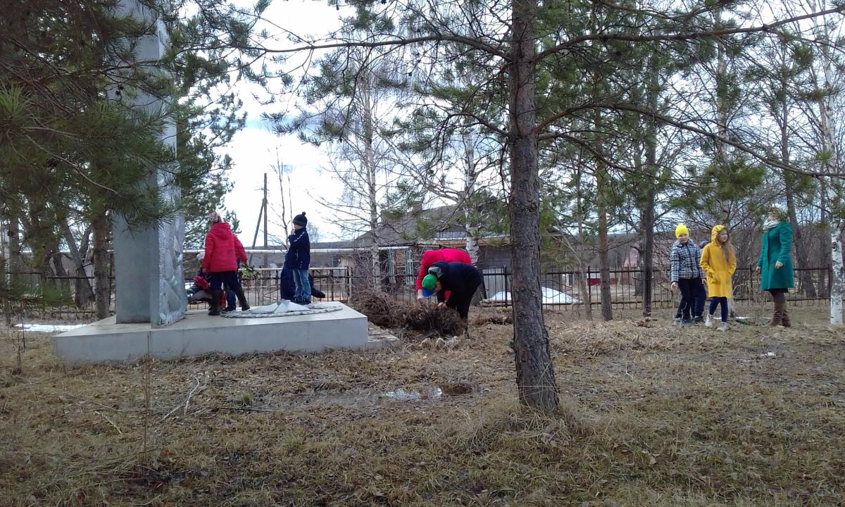 Дети и педагоги Ежово благоустроили территорию у памятника