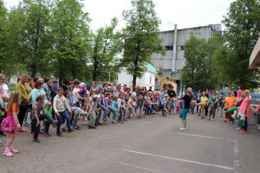 Заводской профком организовал яркий праздник 3