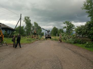 в Черной Холунице разыгралась непогода: дождь, гроза, шквалистый ветер 4