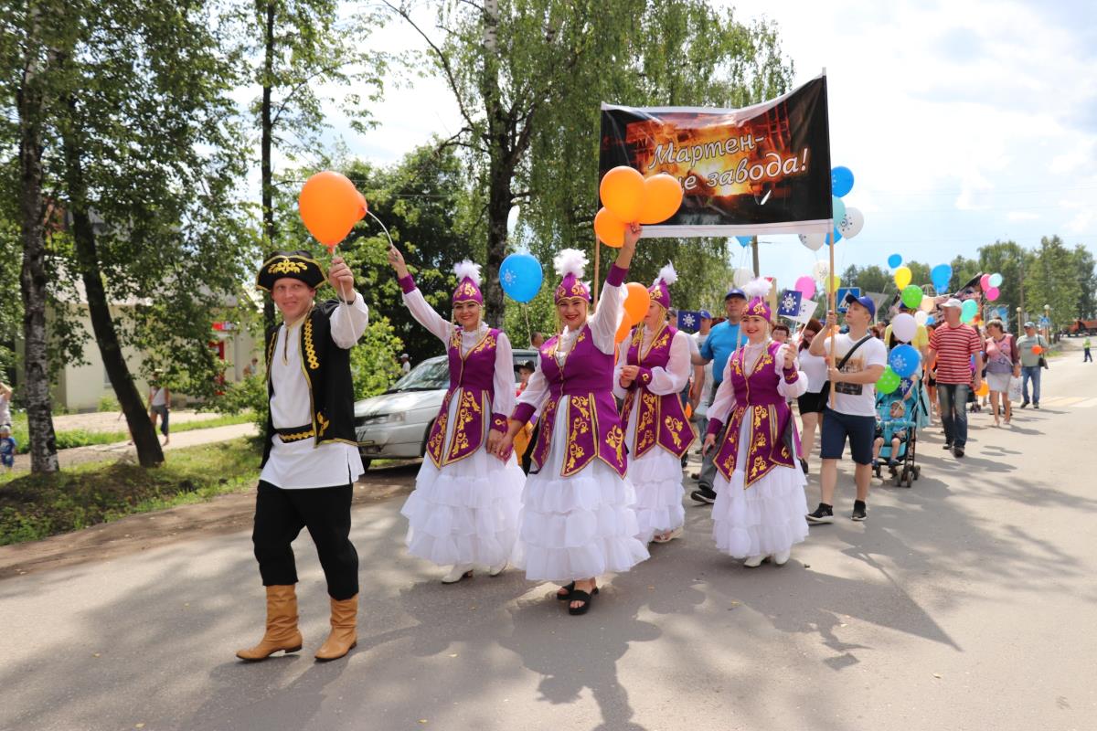 С флагами, яркими шарами и звонкими кричалками