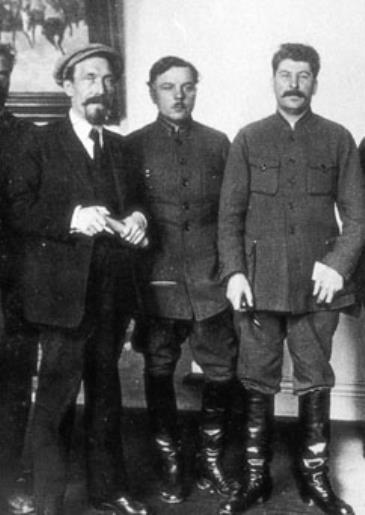 А.И. Рыков (слева) в 1925 году (справа – К.Е. Ворошилов и И.В. Сталин)365