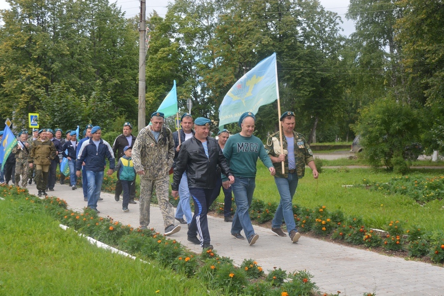 Начали празднование с митинга