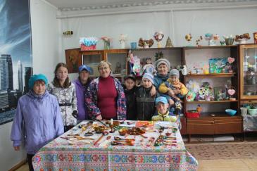 Жители Шахровки собрались в клубе, чтобы посмотреть на выставку деревянных ложек 2