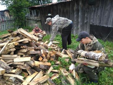 Представители Союза молодежи оказали помощь ветерану предприятия 2