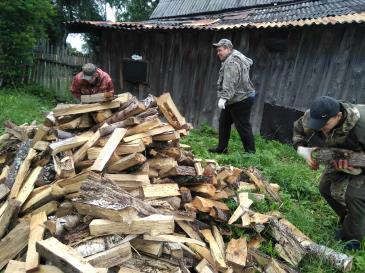 Представители Союза молодежи оказали помощь ветерану предприятия 5