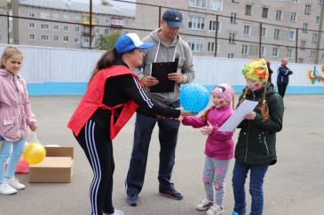 В хоккейной коробке в Омутнинске состоялся праздник «Семья. Традиции. Спорт» 16