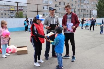 В хоккейной коробке в Омутнинске состоялся праздник «Семья. Традиции. Спорт» 17