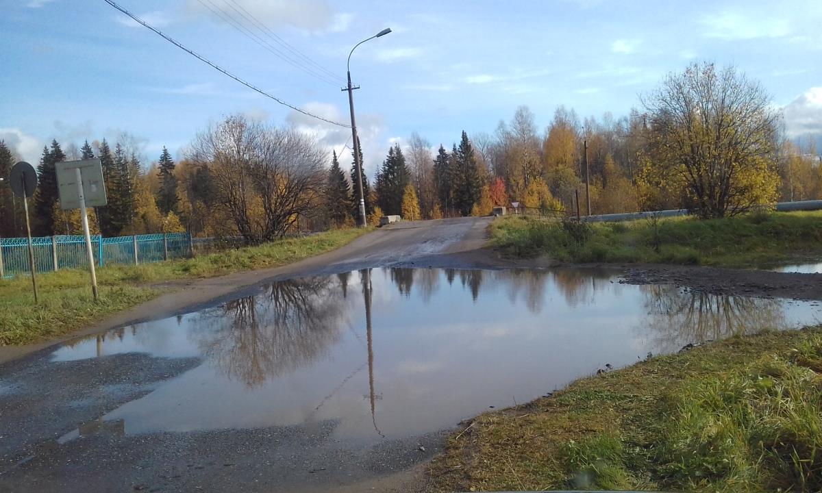 Раскинулись лужи широко