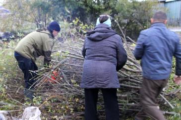 На территории ТОС «п. Бамовский» жители поселка организовали работы по очистке дна и берега пруда 3