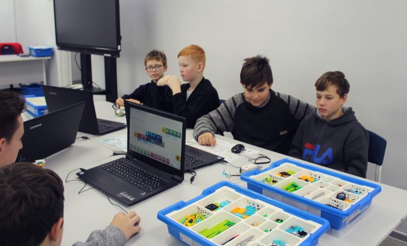 Шестиклассники Песковки научились программировать роботов