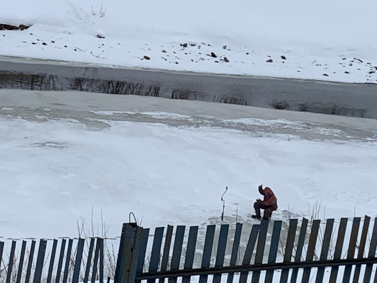 Бесстрашные рыбаки посреди Омутной реки