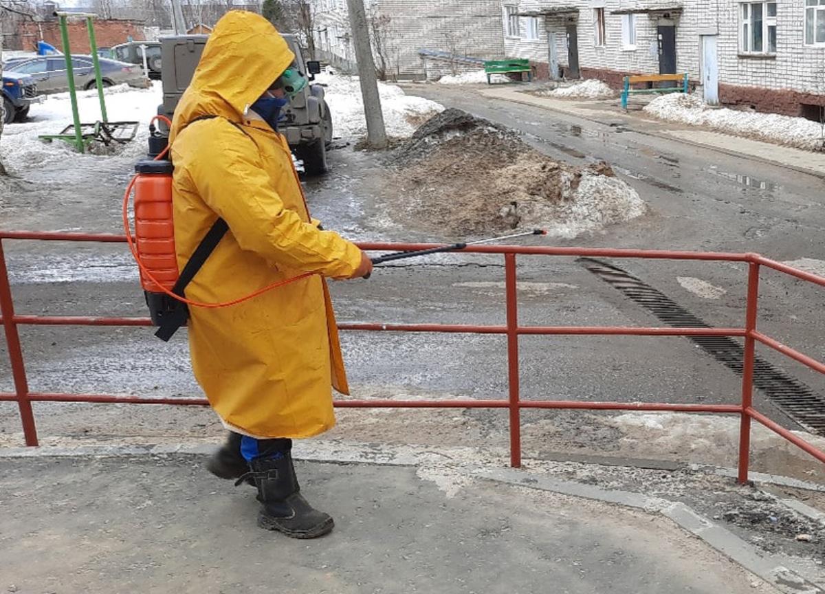 В Омутнинске обрабатывают подъезды