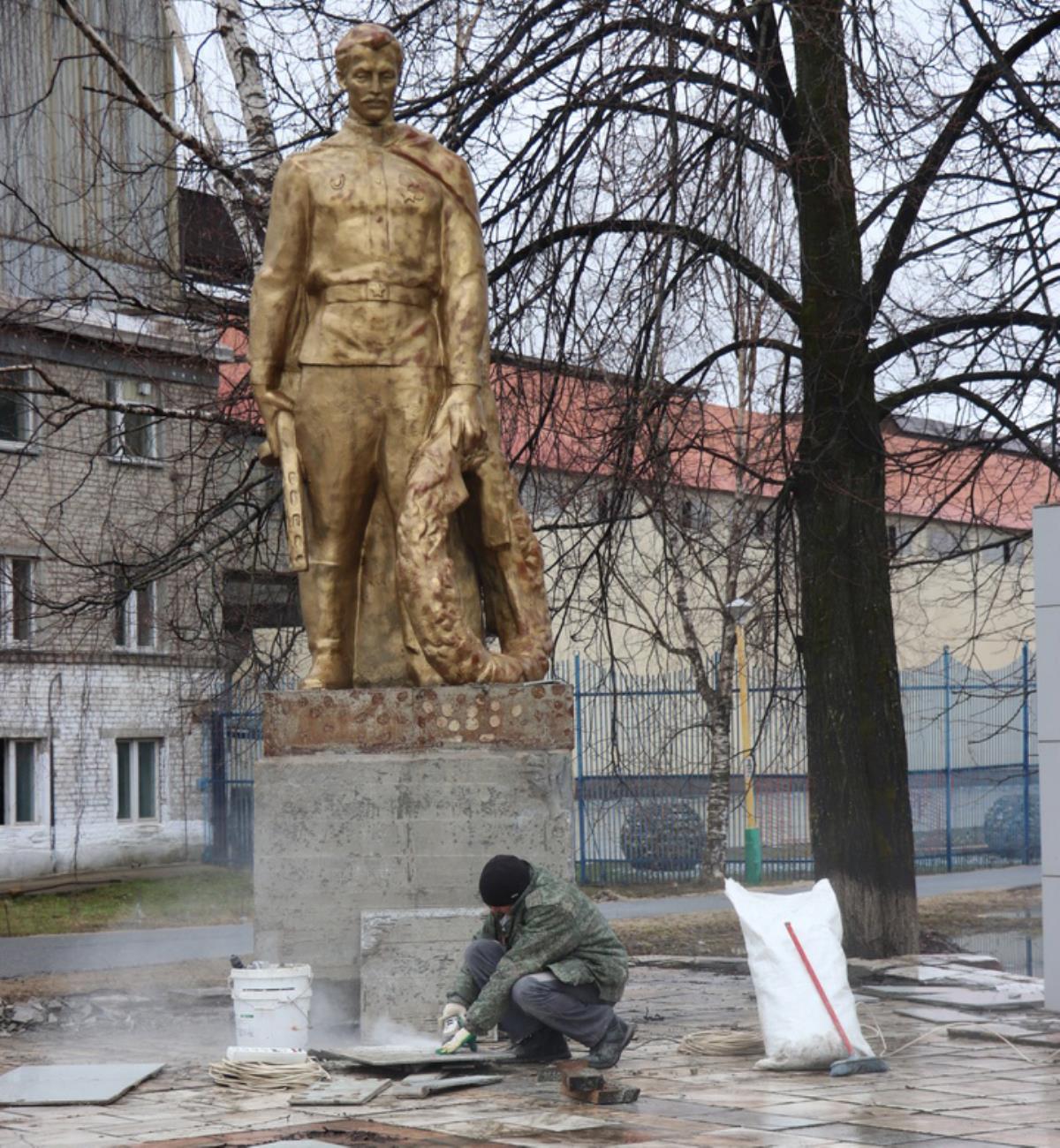 Заводчане обновляют памятник