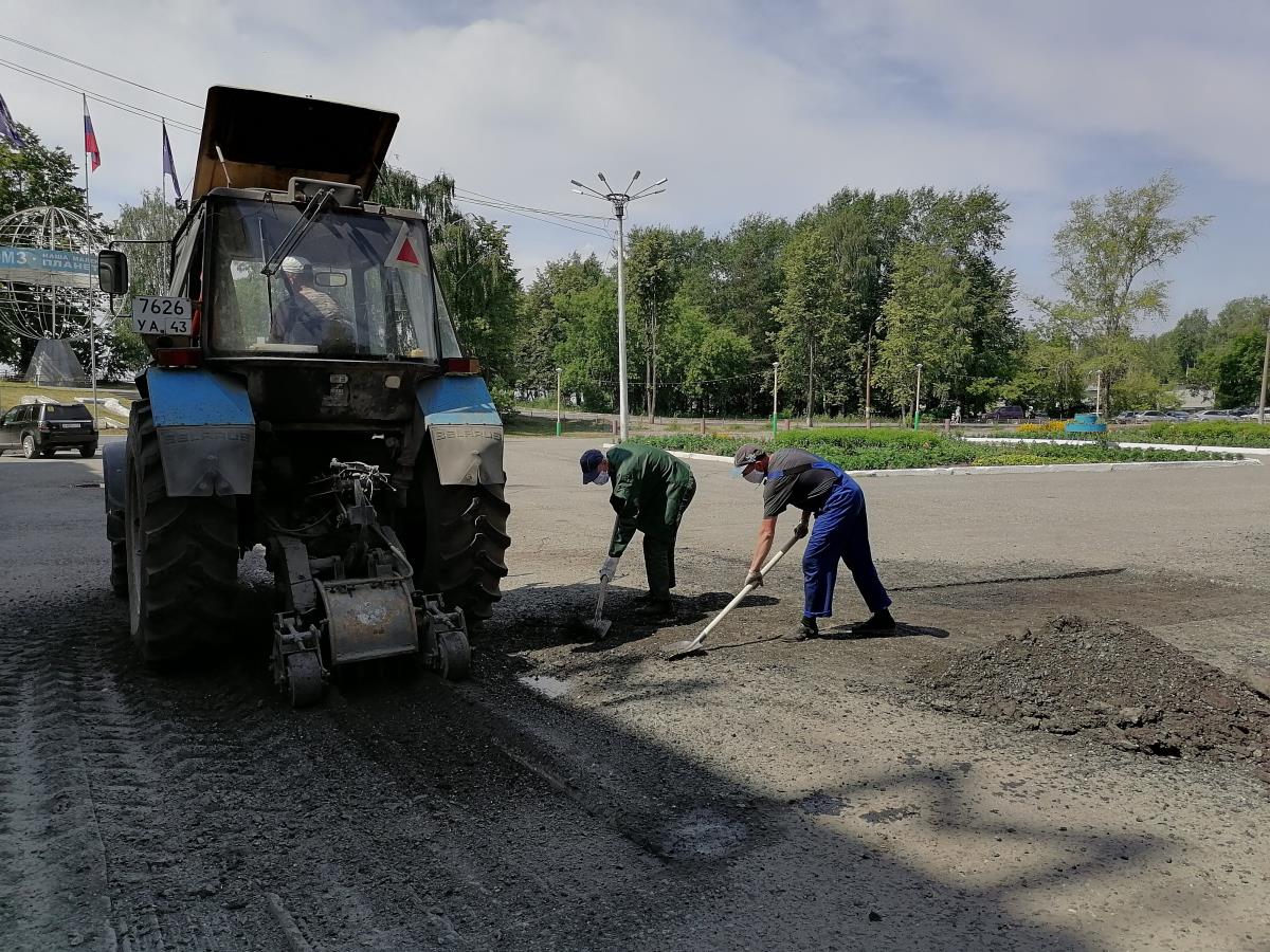 Площадь асфальтируют