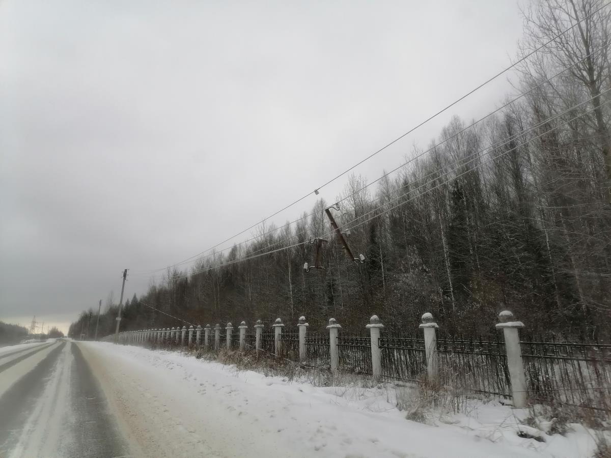 На въезде в Восточный наклонилась опора