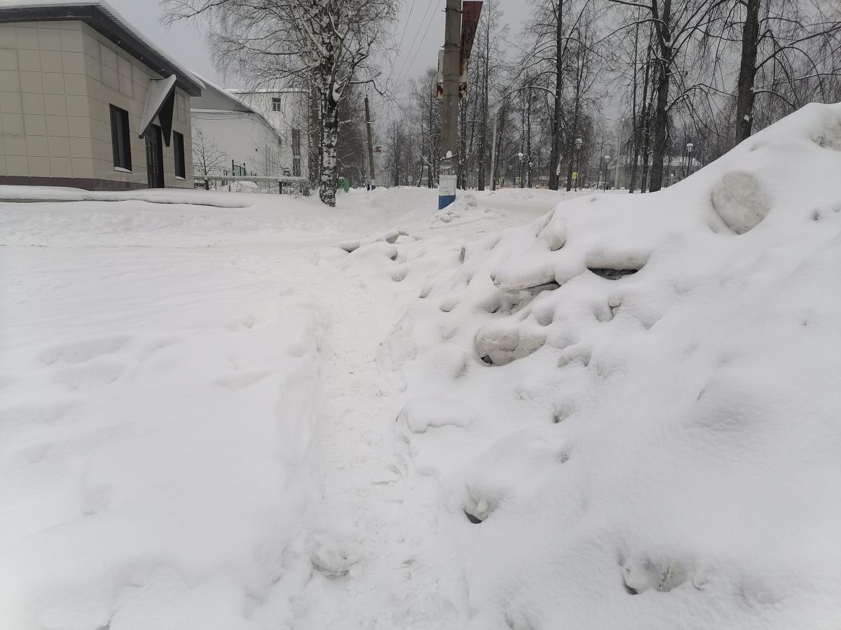 Тротуары засыпали снегом