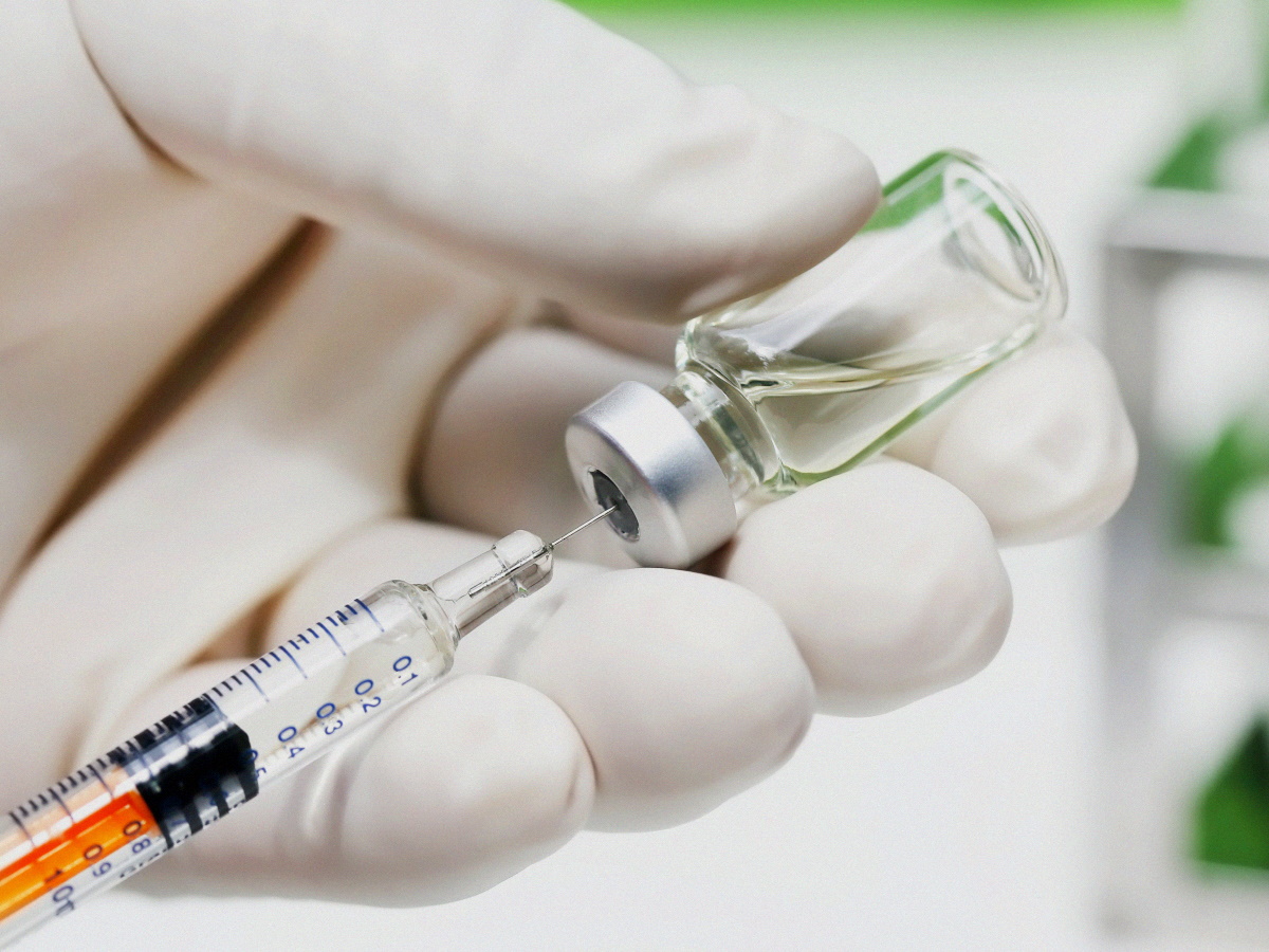 Два компонента вакцины получили 84 жителя района