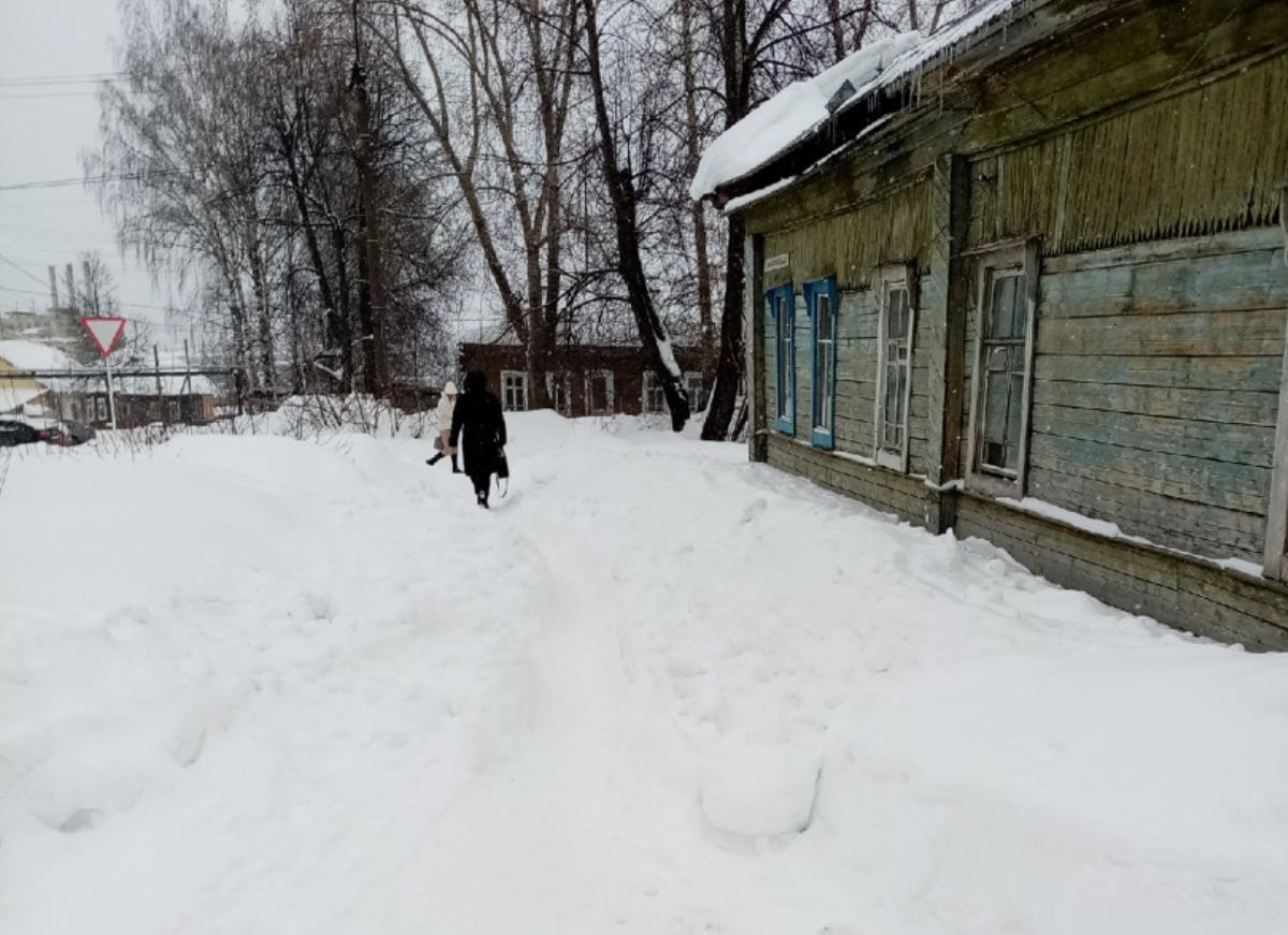 Тротуар сузился в тропинку