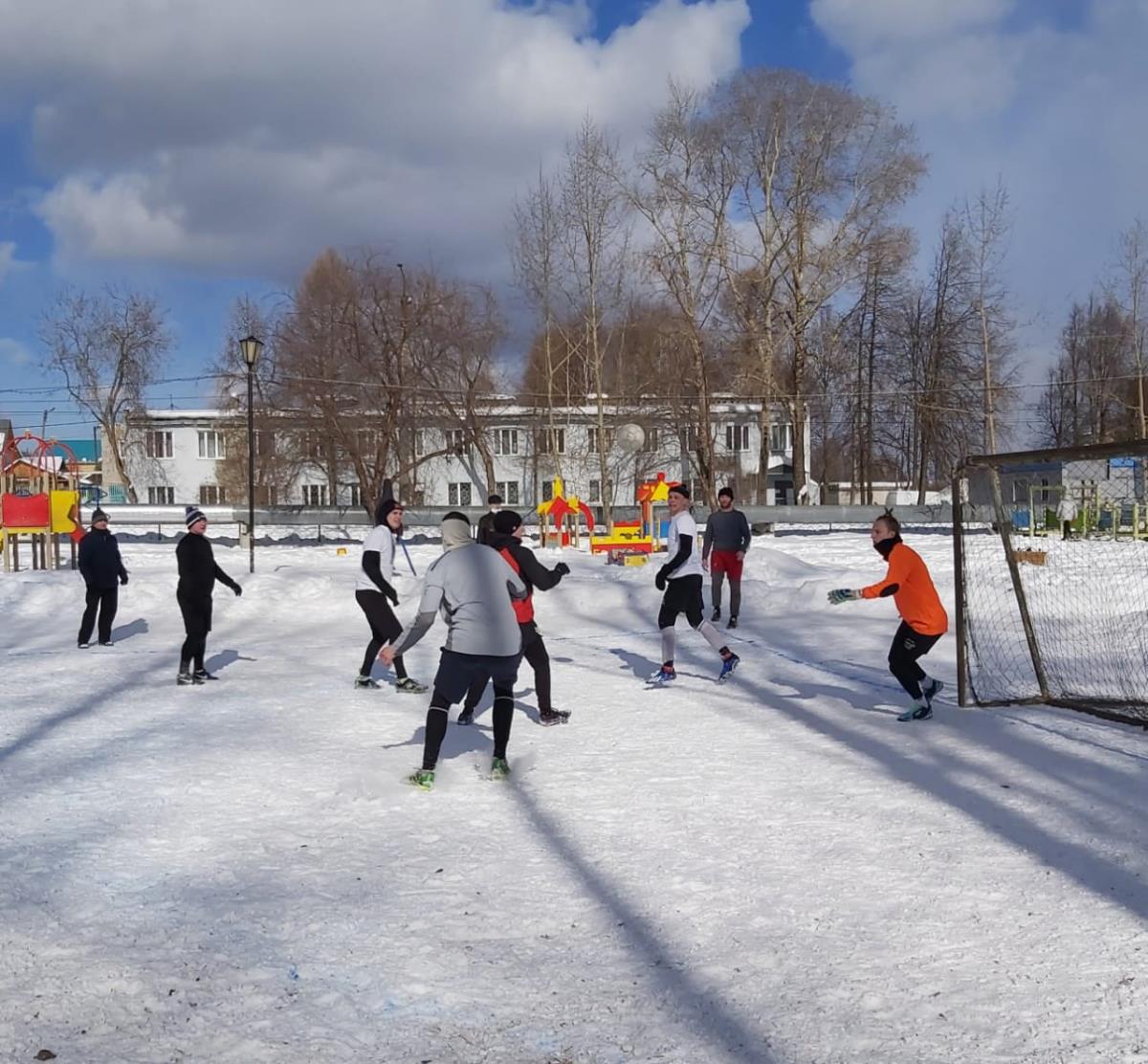 Играли в футбол на снегу