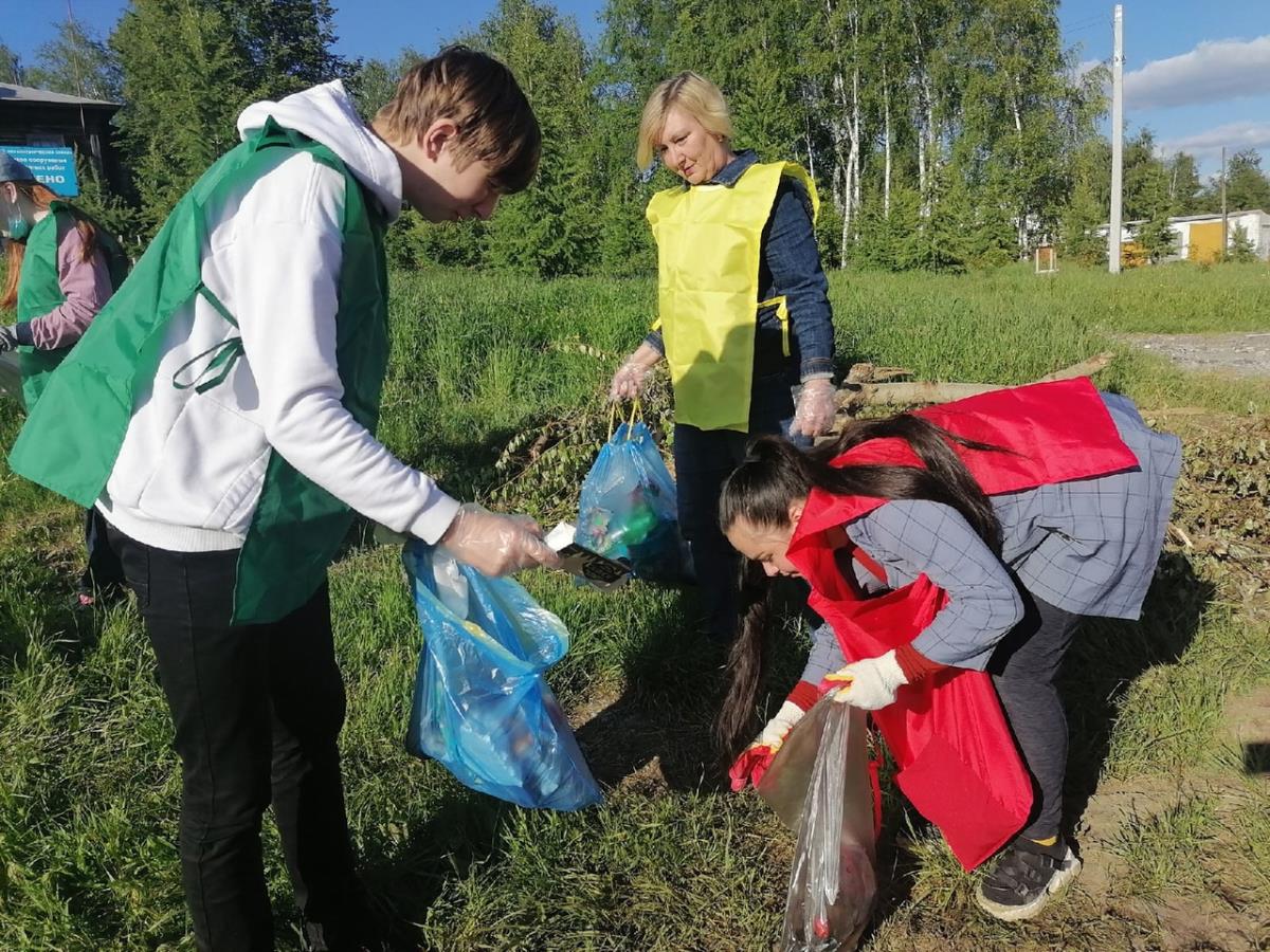 Волонтеры очистили от мусора территорию набережной