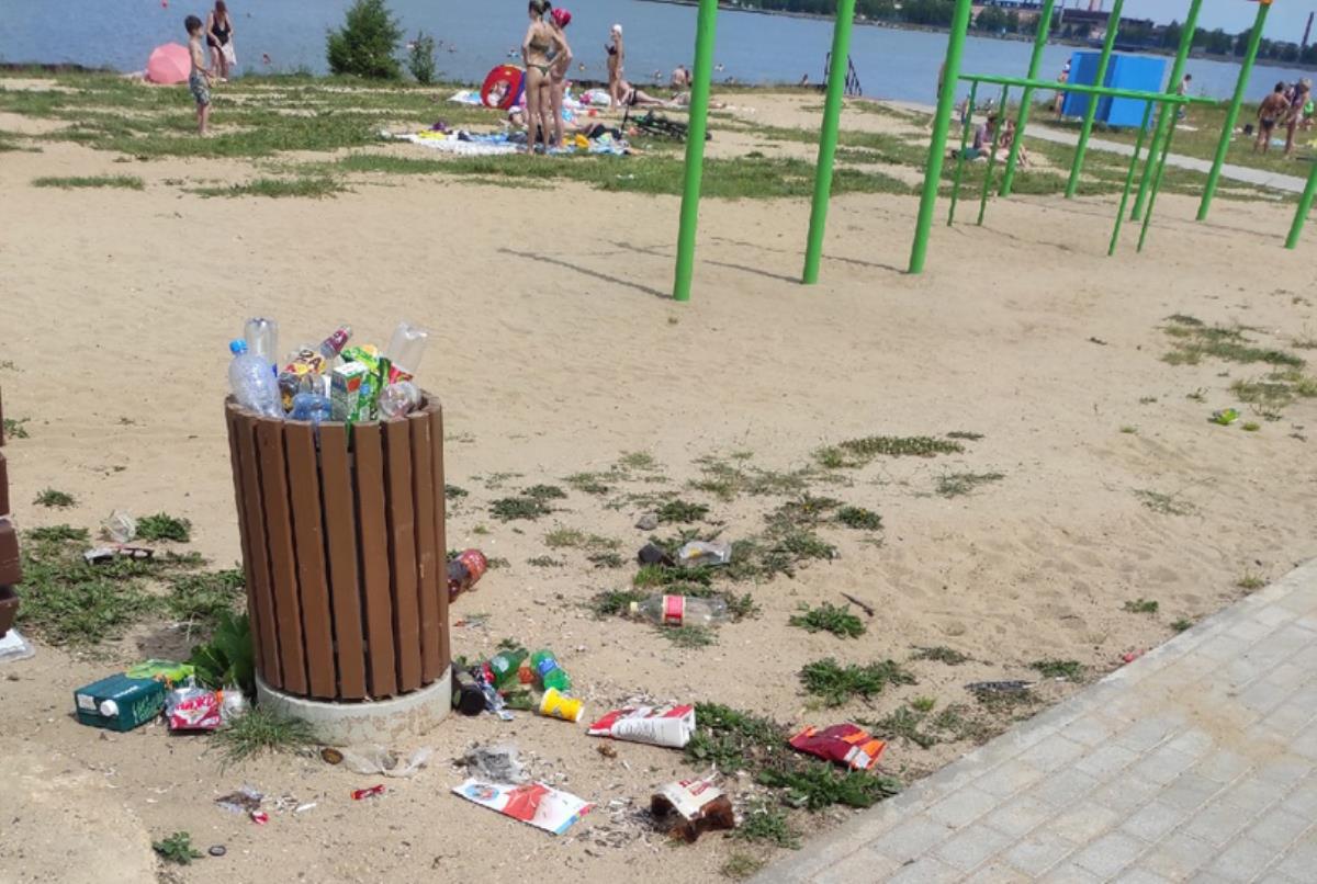 Отдых на пляже омрачил мусор