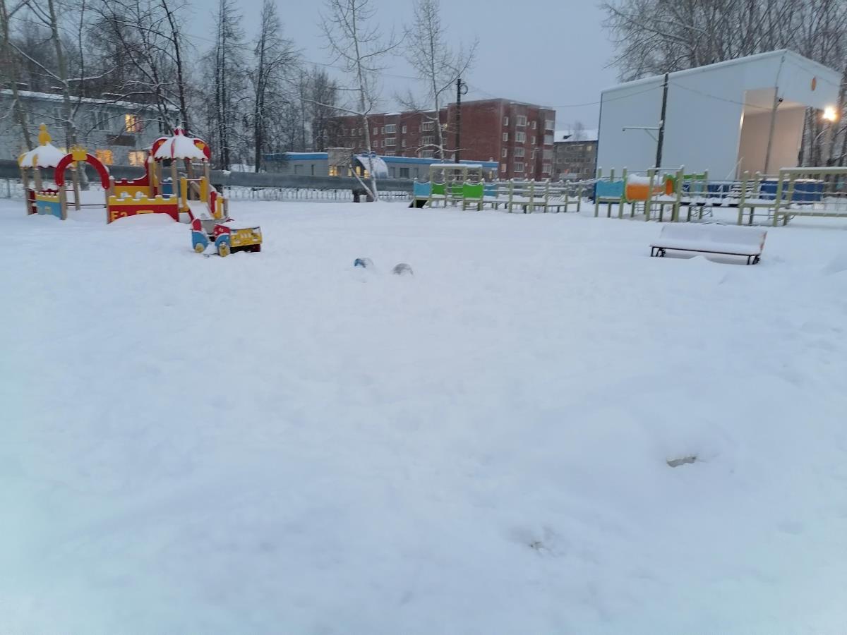 Детская площадка в городском парке завалена снегом