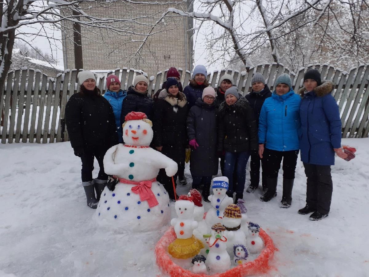 Мастерят Снеговиков