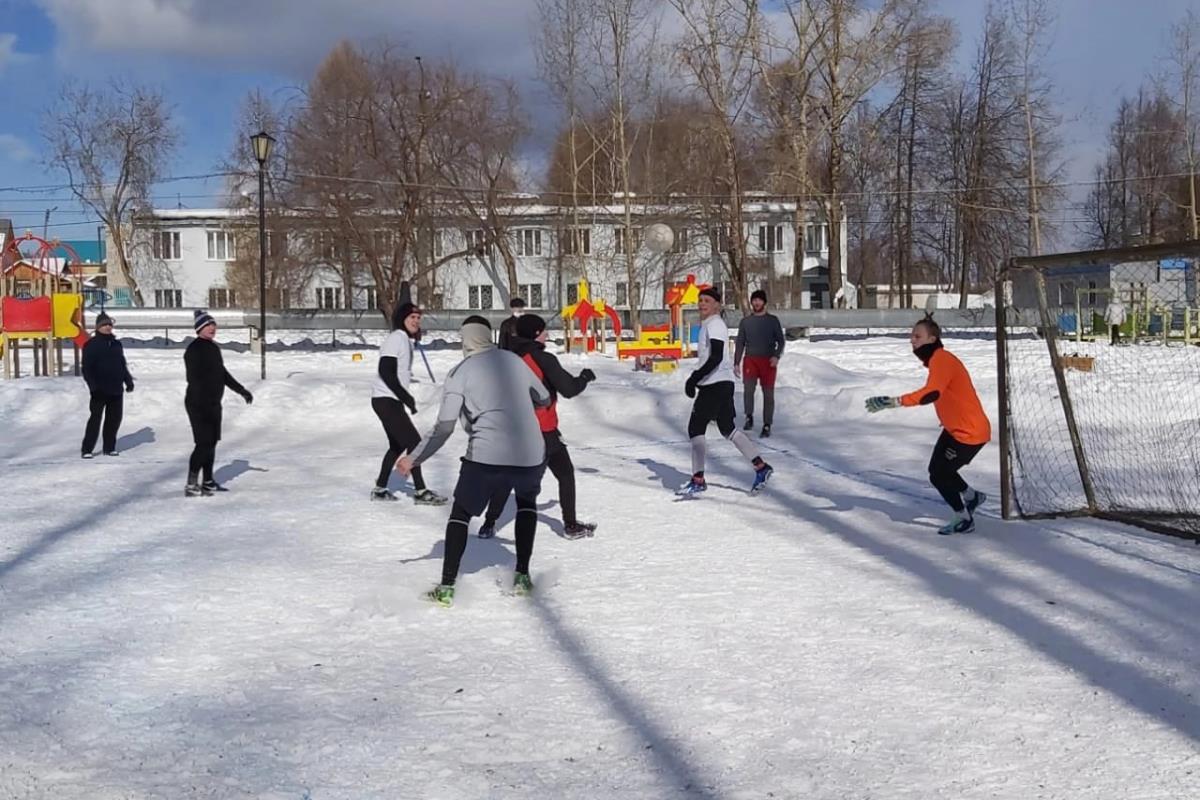 Играли в футбол на снегу