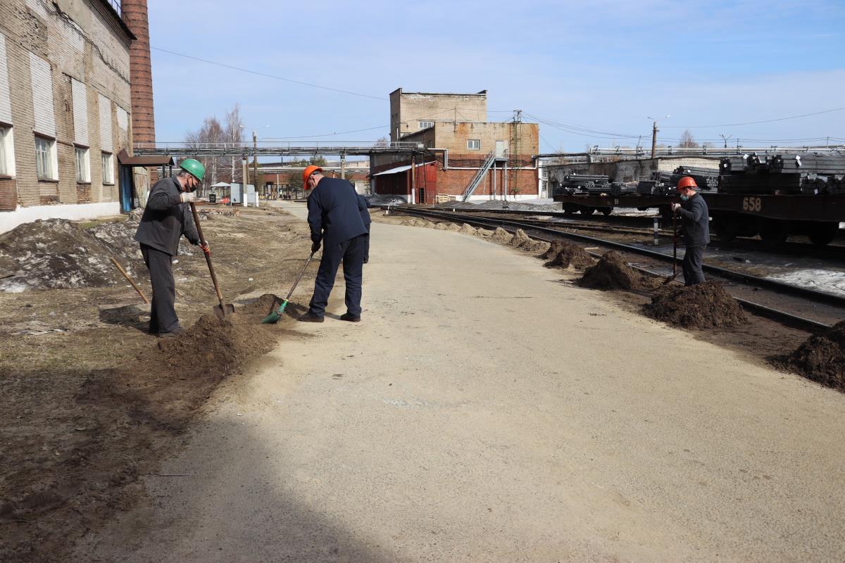 Заводчане приступили к уборке территории предприятия