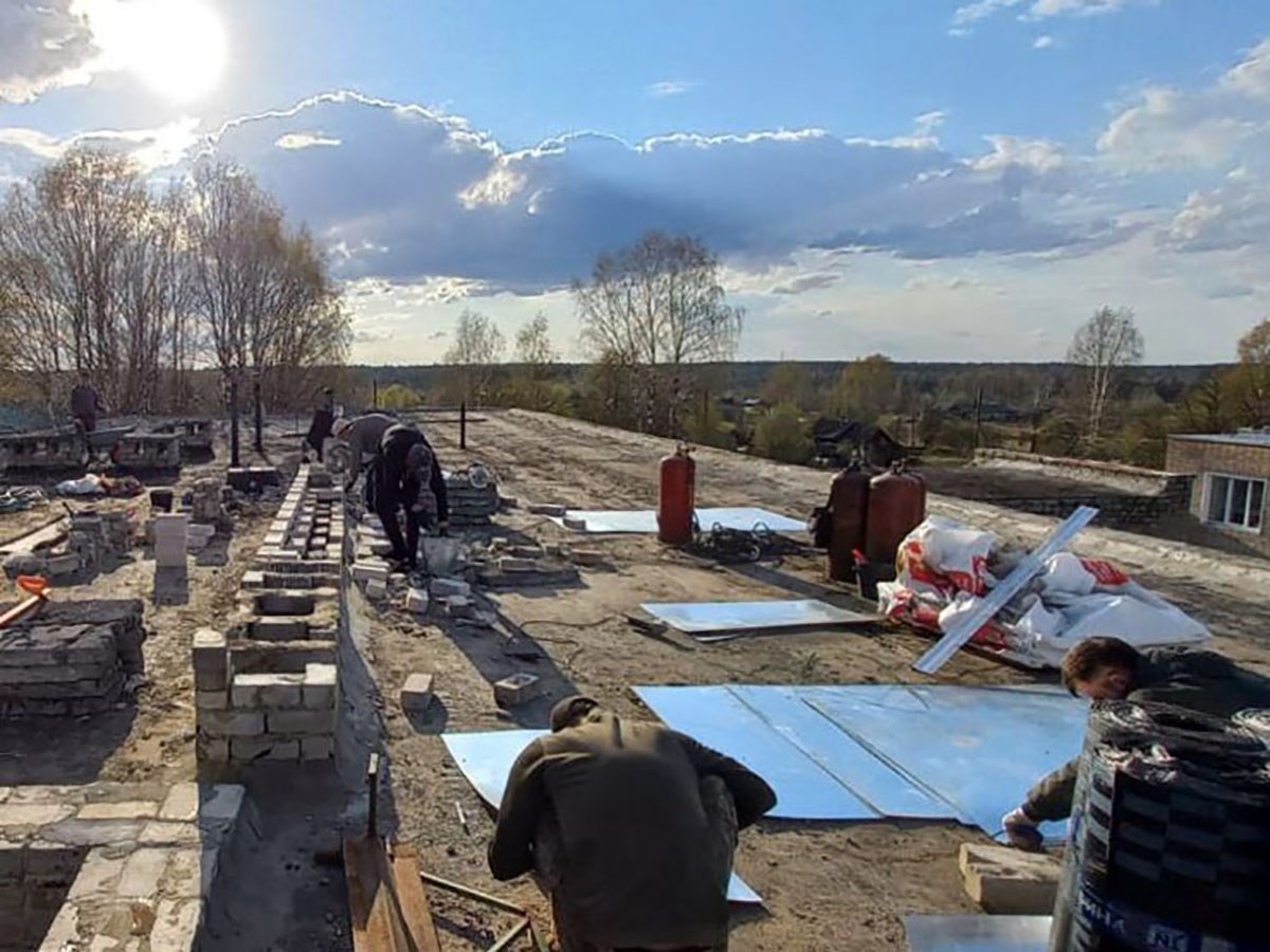 В  Лесных Полянах идет ремонт крыши амбулатории
