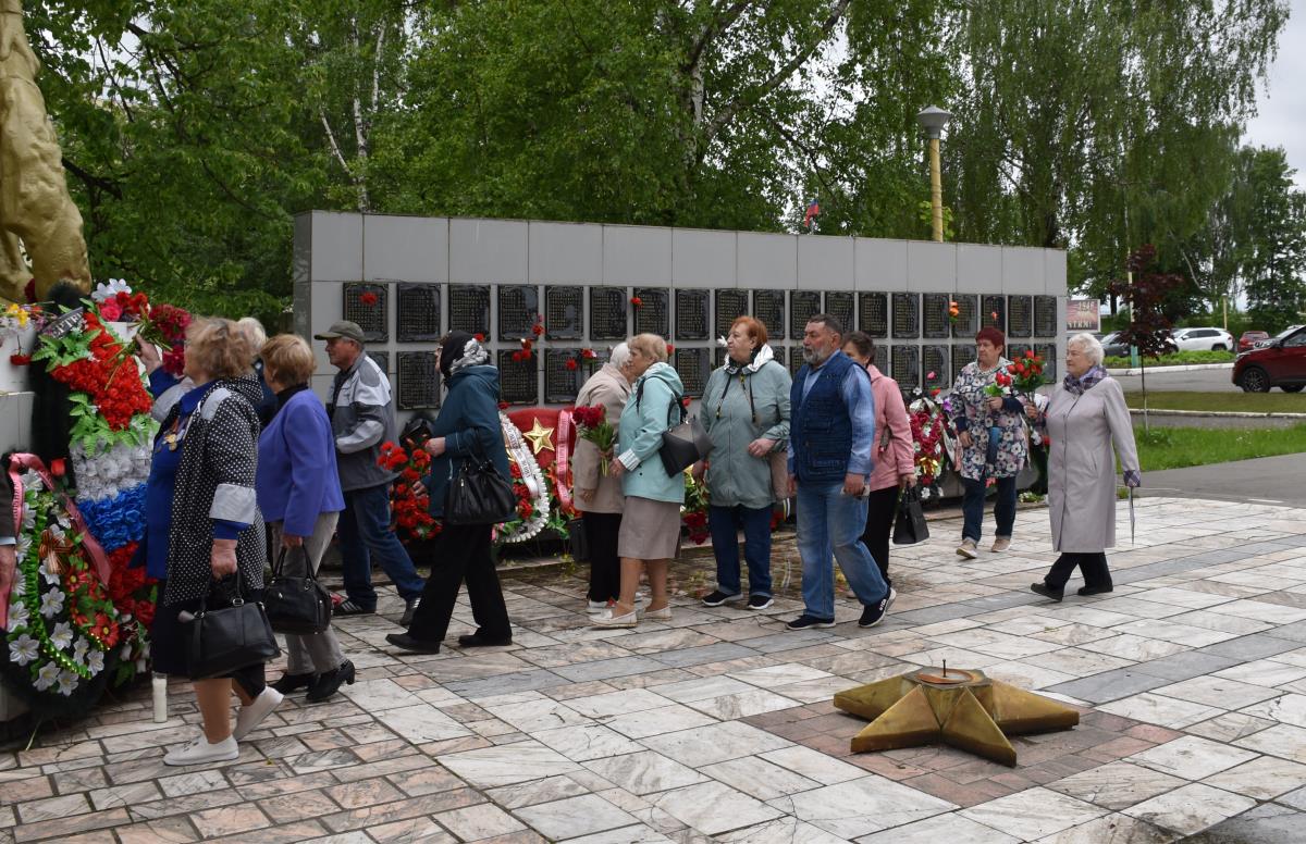 Поклонимся великим тем годам!