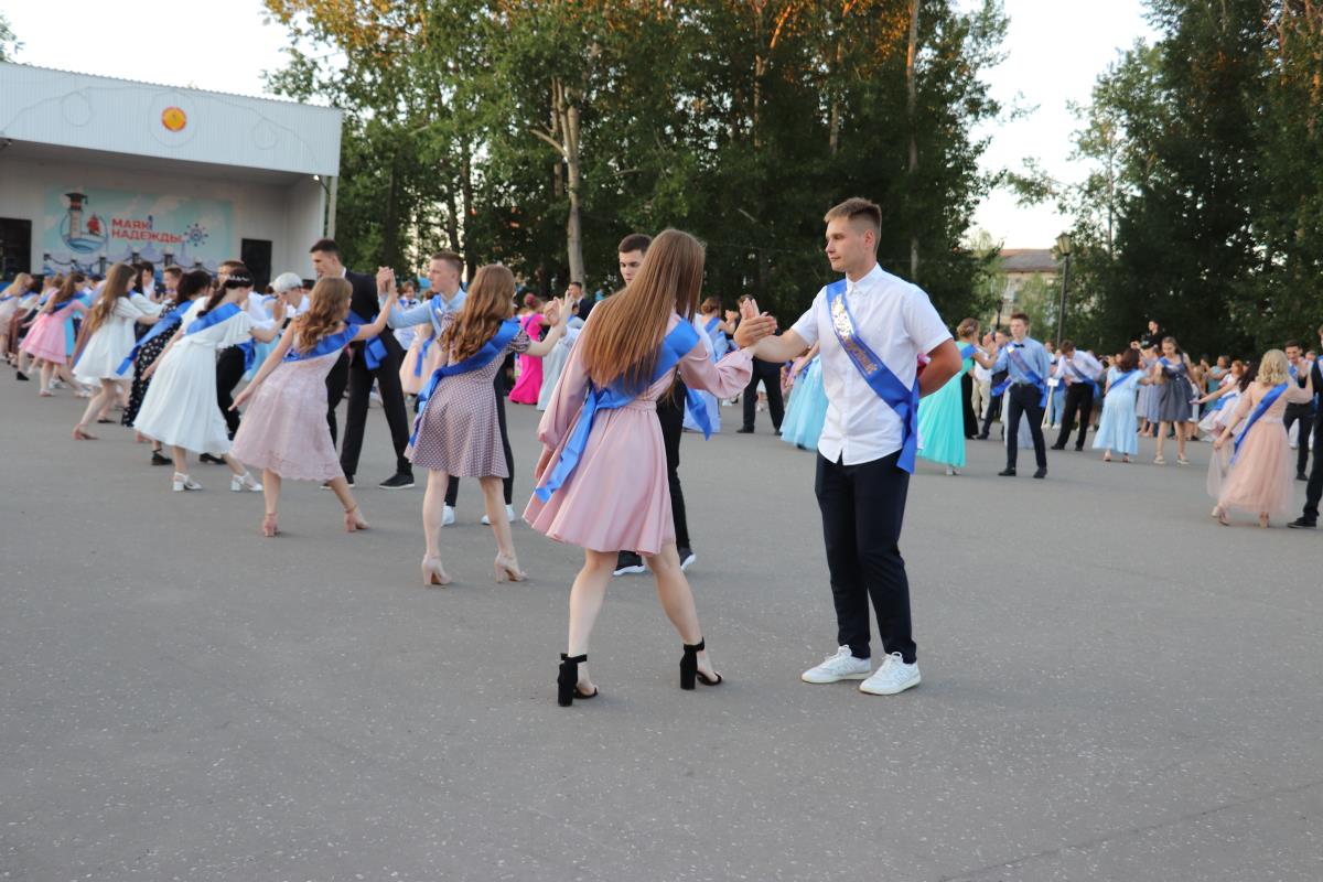 В вашу честь, выпускники!