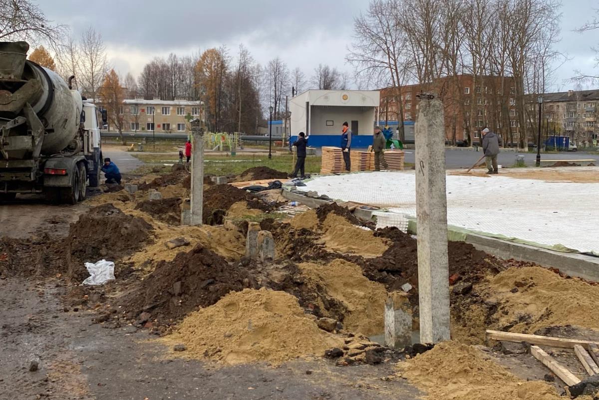 В Омутнинске продолжается возведение крытого катка