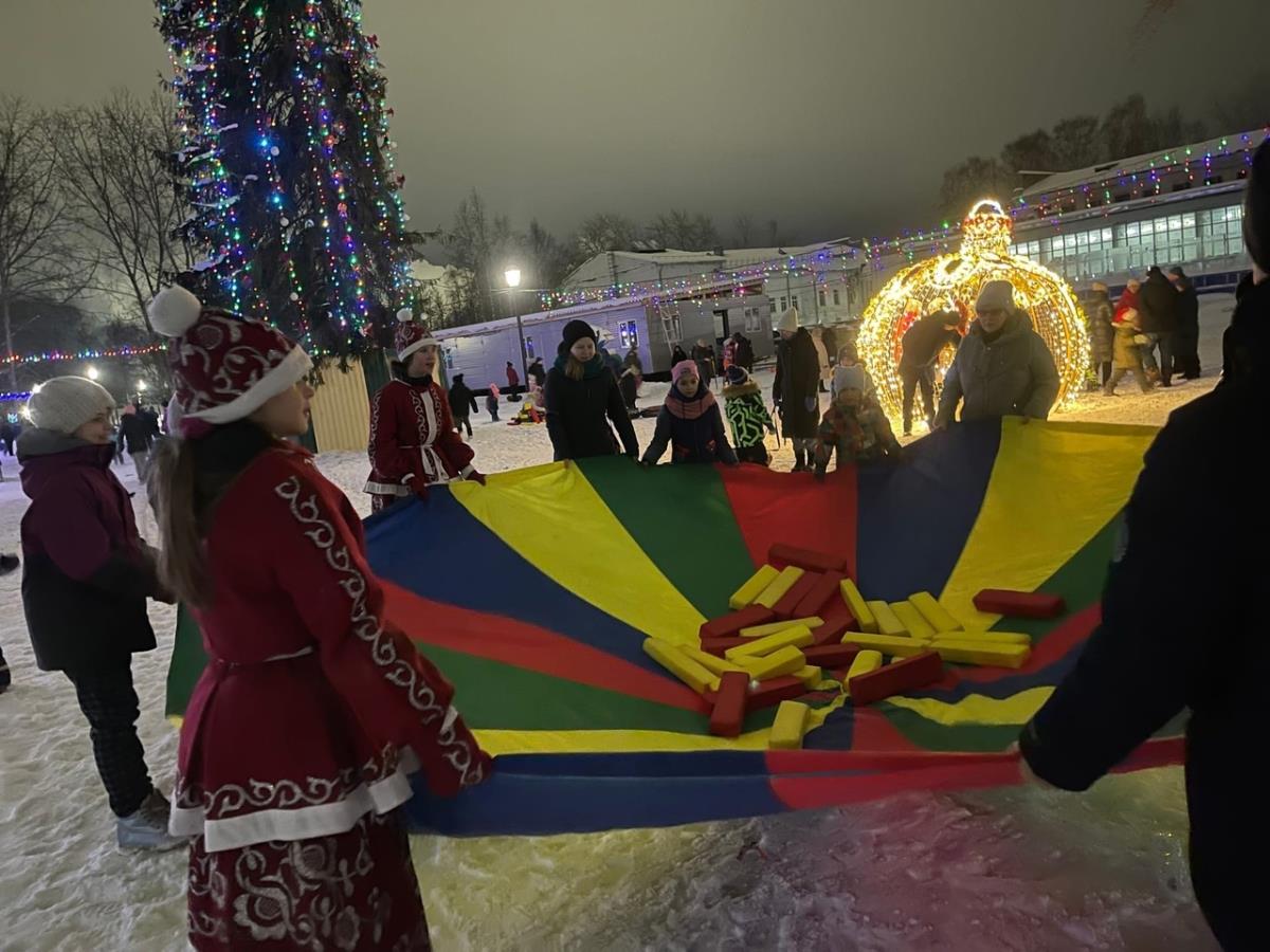 Зажгли огни на новогодней елке! | 19.12.2022 | Омутнинск - БезФормата