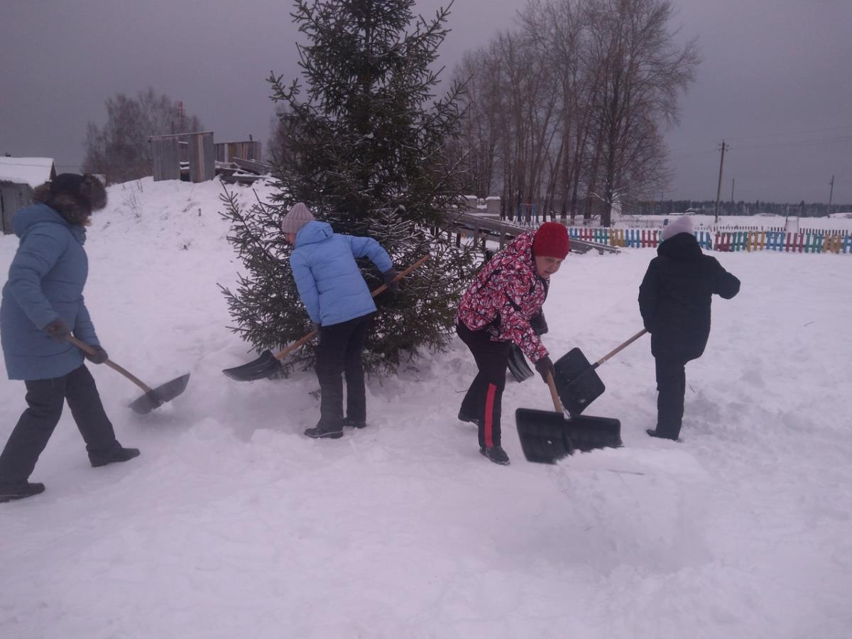 В центре Белореченска установили новогоднюю ель 