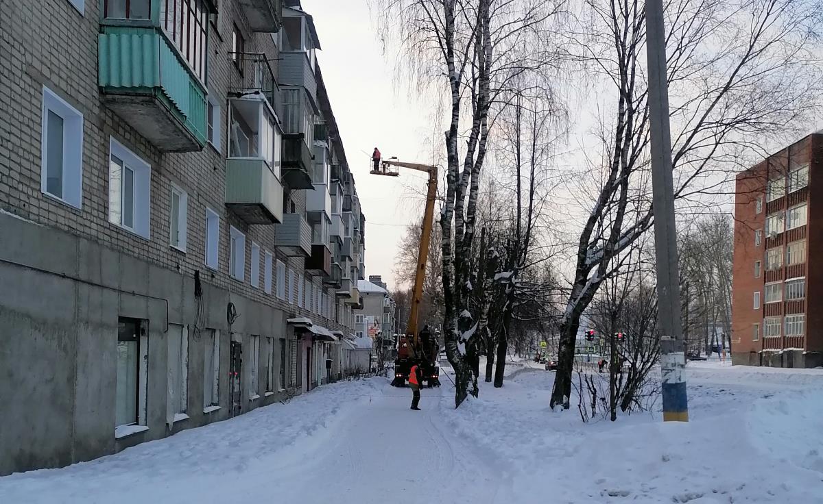 Кровельщики выполняют очистку крыш от снега