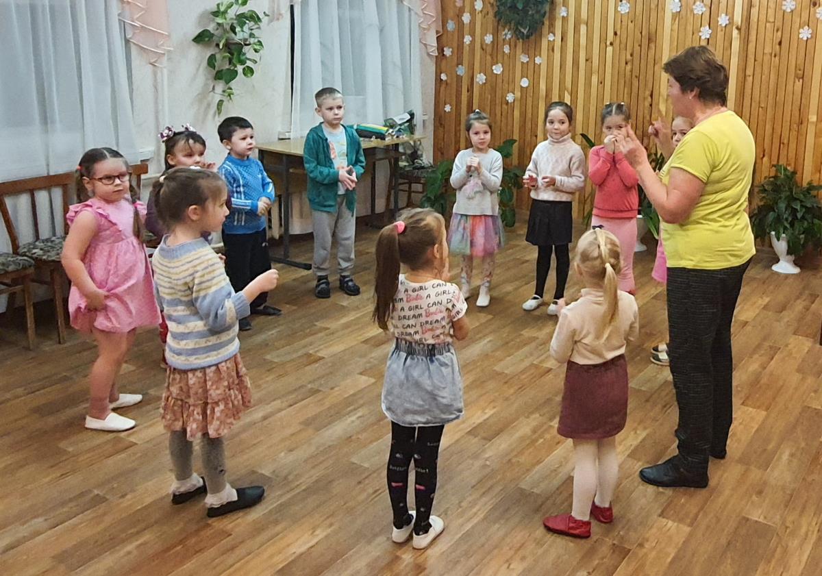 Малыши справляются с музыкой и танцами на отлично 
