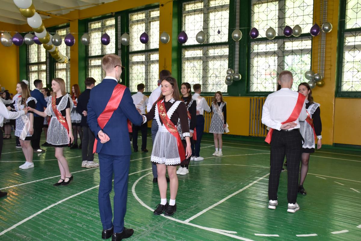 Прозвенел последний школьный звонок / Мой Омутнинск